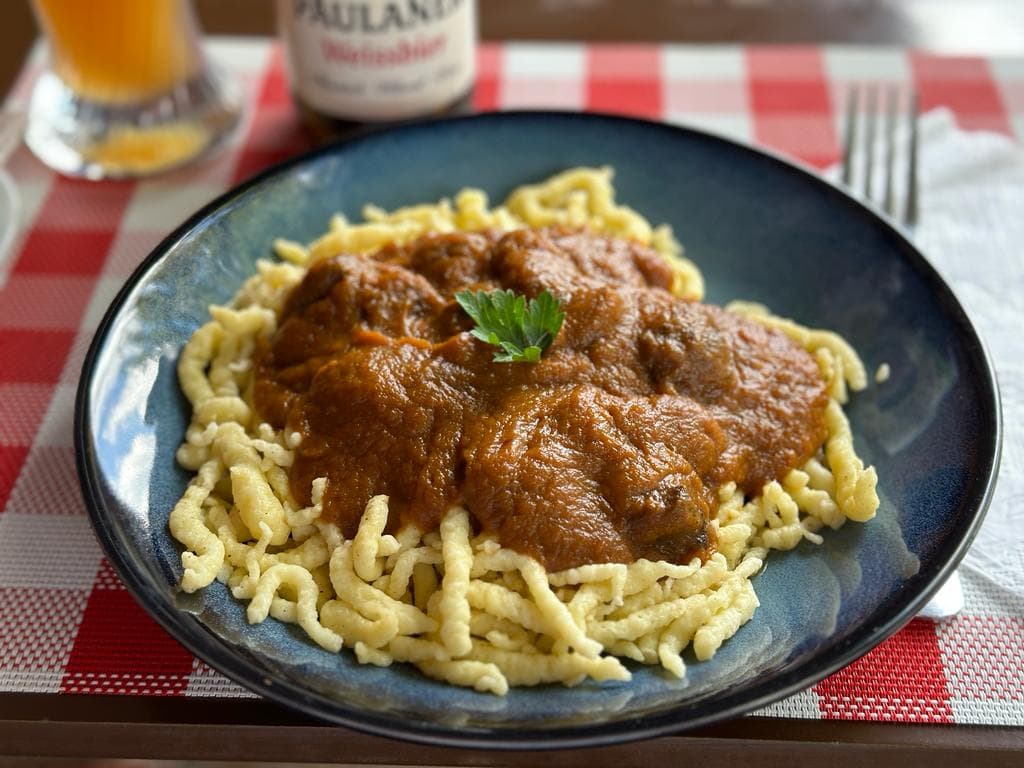 Brauhaus-Gulasch mit Spätzle